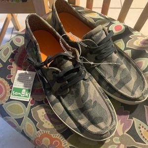 Brand new men’s Sanuk camo shoes